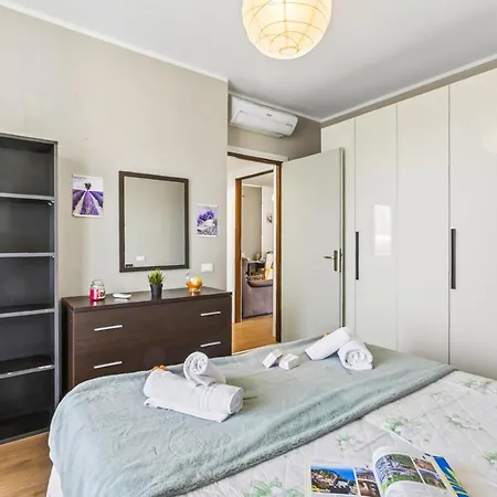 Casa Mirella Quiet 2br With View, Balcony And Ac - Happy 아파트
